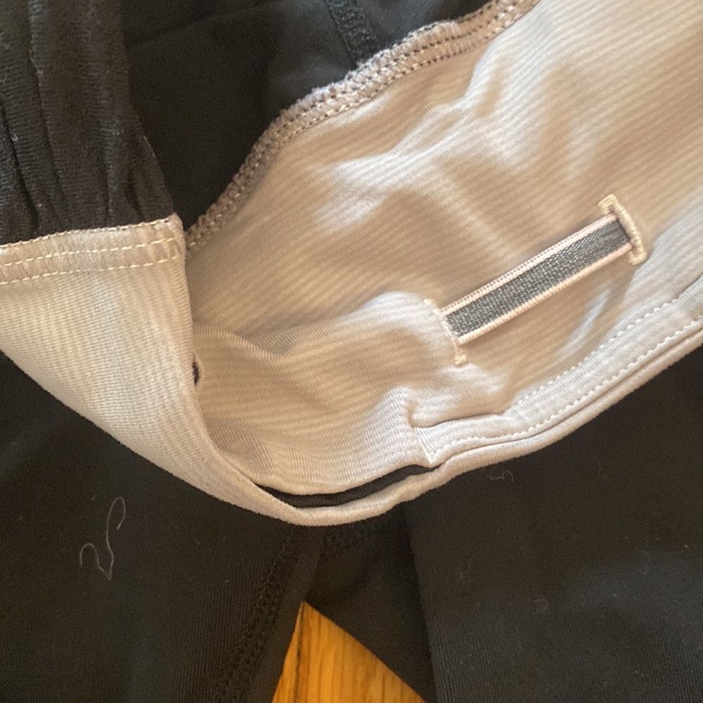 Lululemon sz 4 ruched cropped black leggings with grey waistband - Picture 4 of 6